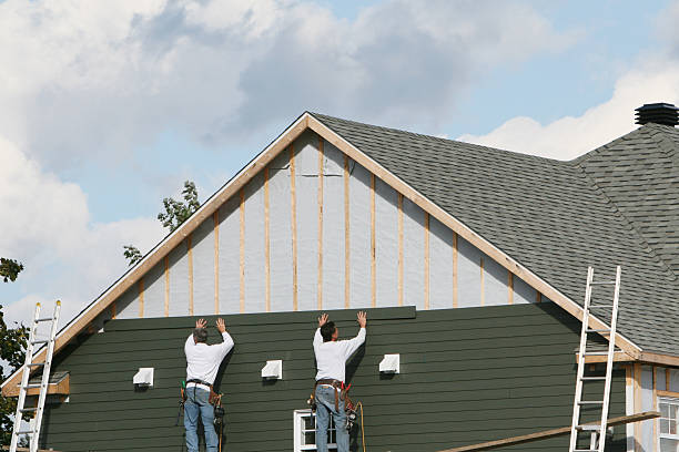 Professional Vinyl Siding technician working in Woodstock, VA